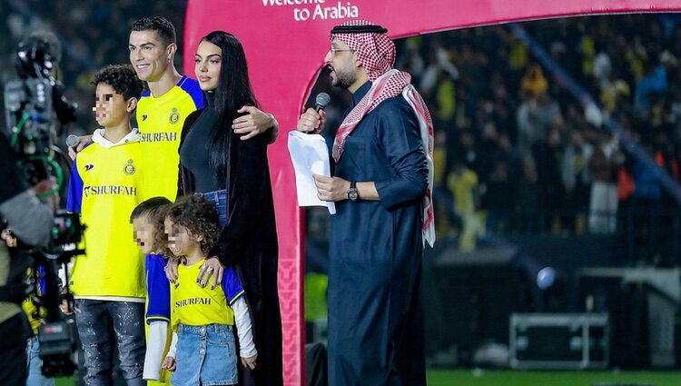 Cristiano Ronaldo con Georgina Rodríguez y sus hijos en su presentación como nuevo jugador del Al Nassr