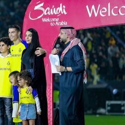 Cristiano Ronaldo con Georgina Rodríguez y sus hijos en su presentación como nuevo jugador del Al Nassr