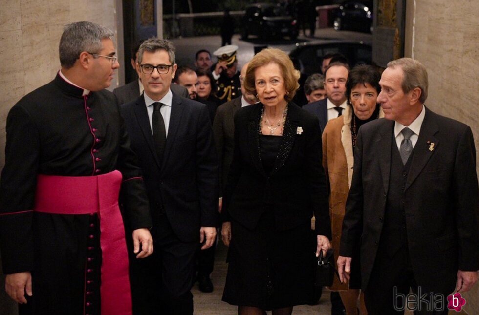 La Reina Sofía en la capilla ardiente del Papa Benedicto XVI