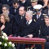 La Reina Sofía junto a Felipe y Matilde de Bélgica en el funeral del Papa Benedicto XVI