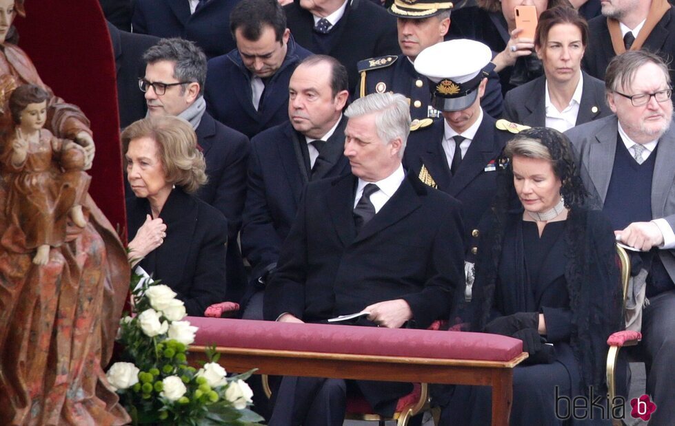 La Reina Sofía junto a Felipe y Matilde de Bélgica en el funeral del Papa Benedicto XVI