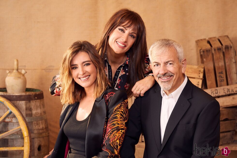 Sandra Barneda, Nagore Robles y Carlos Sobera posan como presentadores de 'Pesadilla en el Paraíso 2'