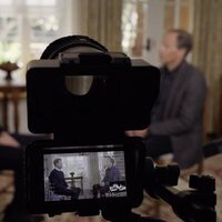 El Príncipe Harry y Tom Bradby en un momento de la entrevista para ITV por el libro 'En la sombra'