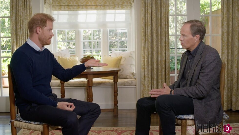 El Príncipe Harry contesta a Tom Bradby en una entrevista por el lanzamiento de 'En la sombra'