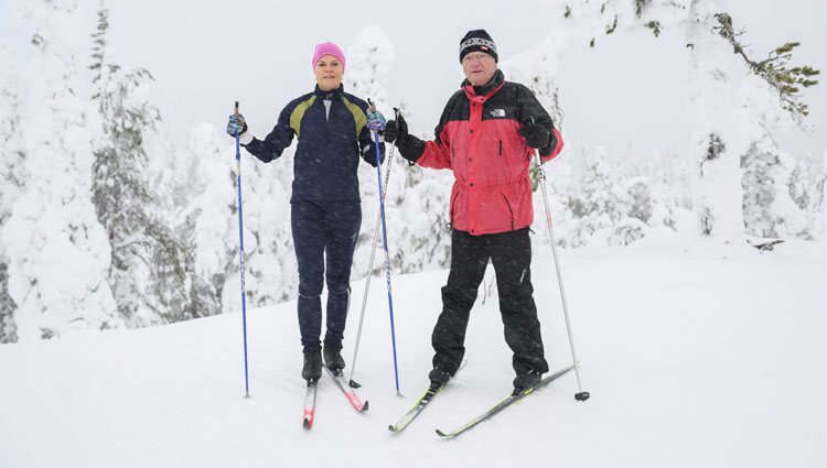 Carlos Gustavo de Suecia y Victoria de Suecia esquiando juntos en Sälen tras una conferencia