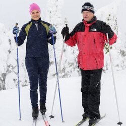 Carlos Gustavo de Suecia y su hija Victoria de Suecia esquiando juntos en Sälen tras una conferencia