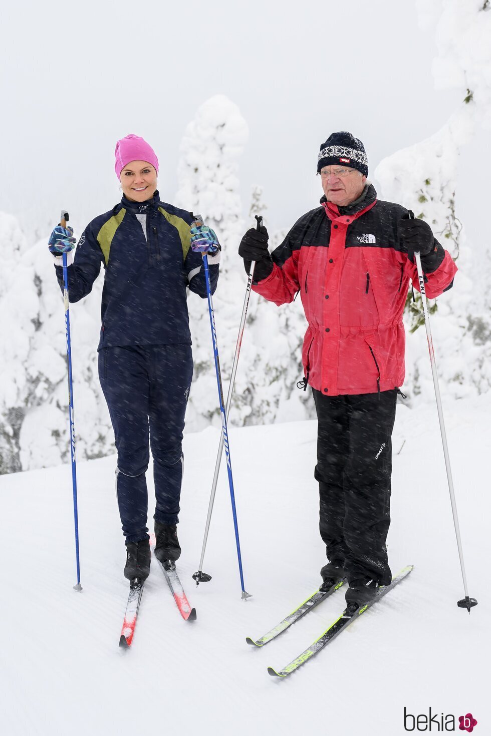 Carlos Gustavo de Suecia y su hija Victoria de Suecia esquiando juntos en Sälen tras una conferencia