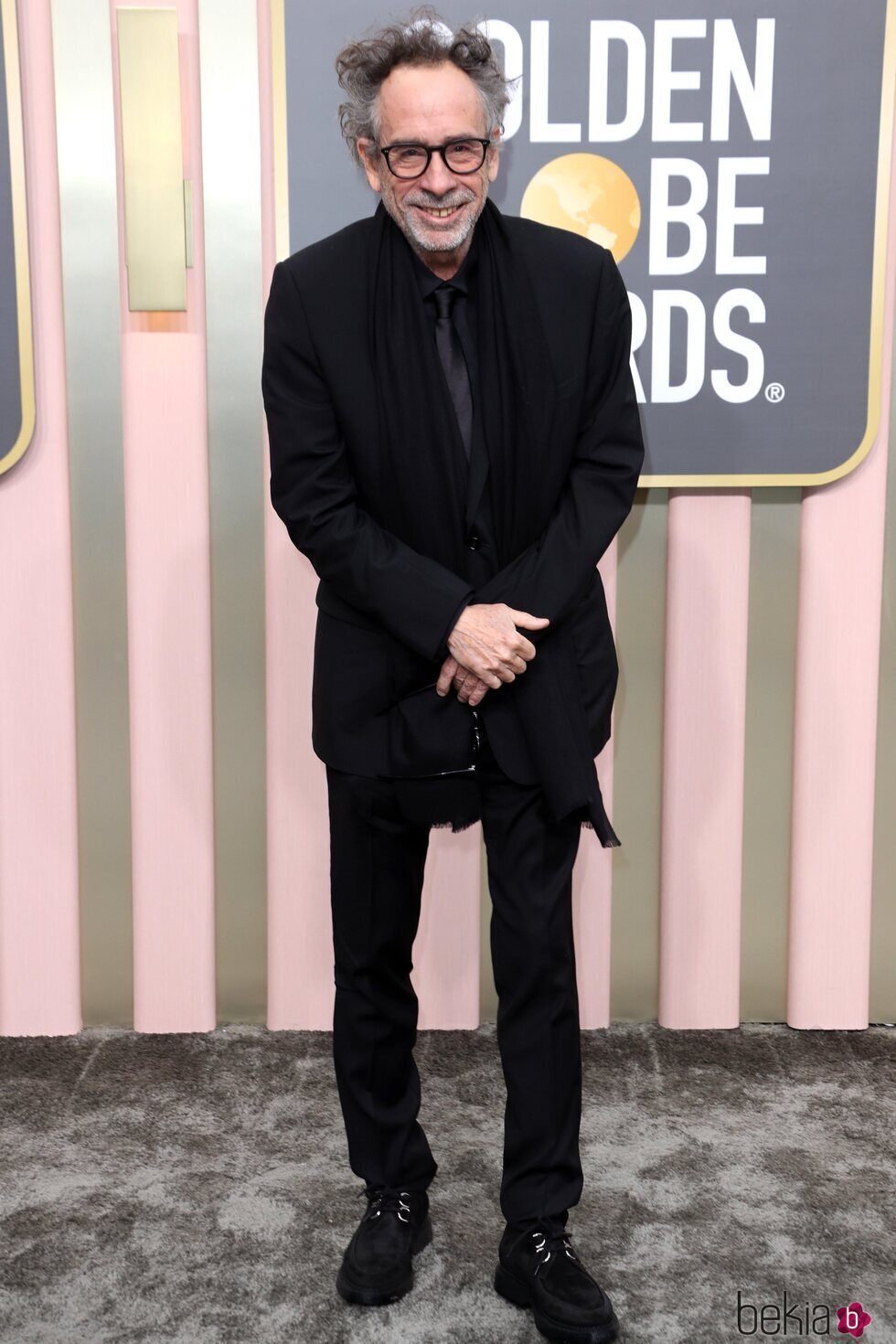 Tim Burton en la alfombra roja de los Globos de Oro 2023