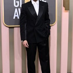 Sebastian Stan en la alfombra roja de los Globos de Oro 2023