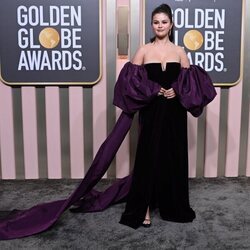 Selena Gomez en la alfombra roja de los Globos de Oro 2023