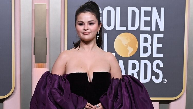 Selena Gomez en la alfombra roja de los Globos de Oro 2023