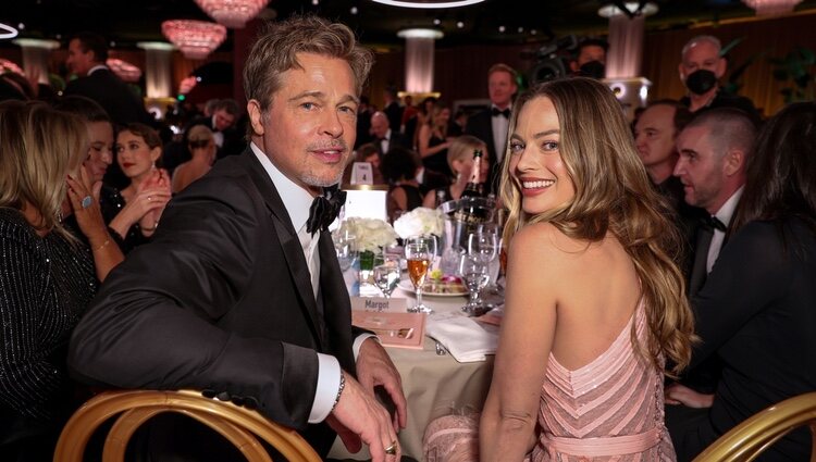 Brad Pitt y Margot Robbie en los Globos de Oro 2023
