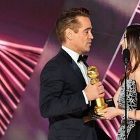 Ana de Armas entrega a Colln Farrell su premio en los Globos de Oro 2023