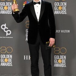 Evan Peters con su premio en los Globos de Oro 2023