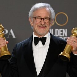Steven Spielberg con sus premios en los Globos de Oro 2023