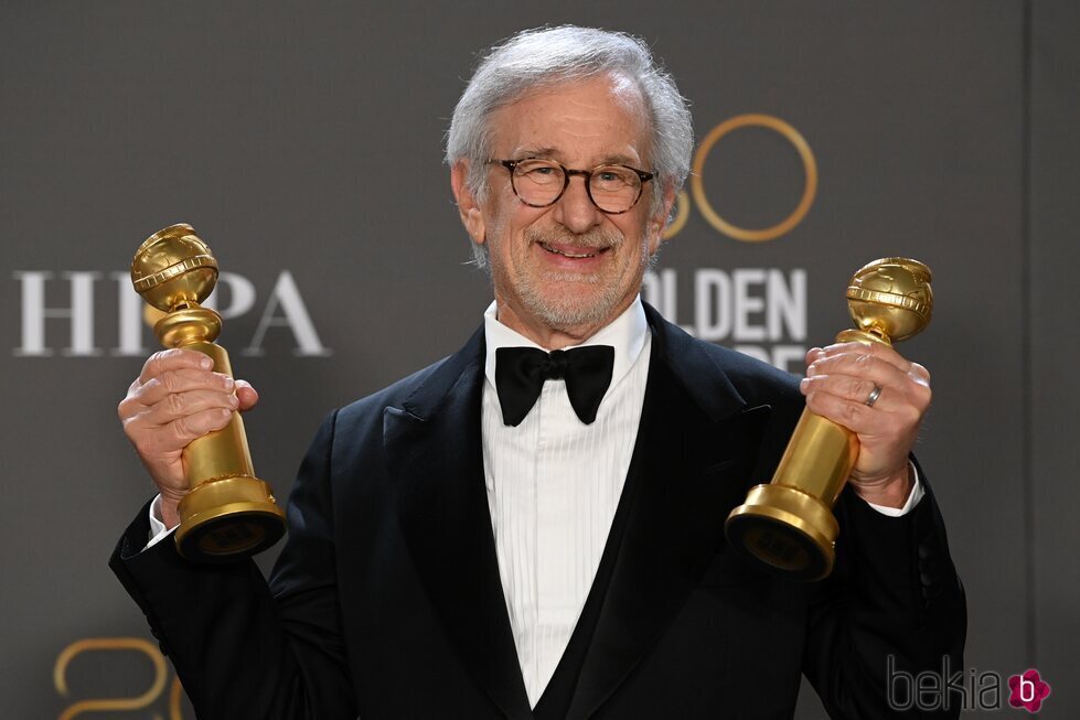Steven Spielberg con sus premios en los Globos de Oro 2023