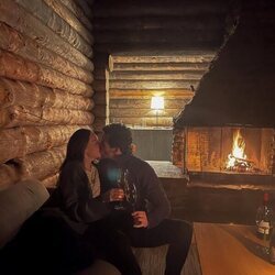 Tamara Falcó e Íñigo Oneiva besándose en su viaje al Polo Norte