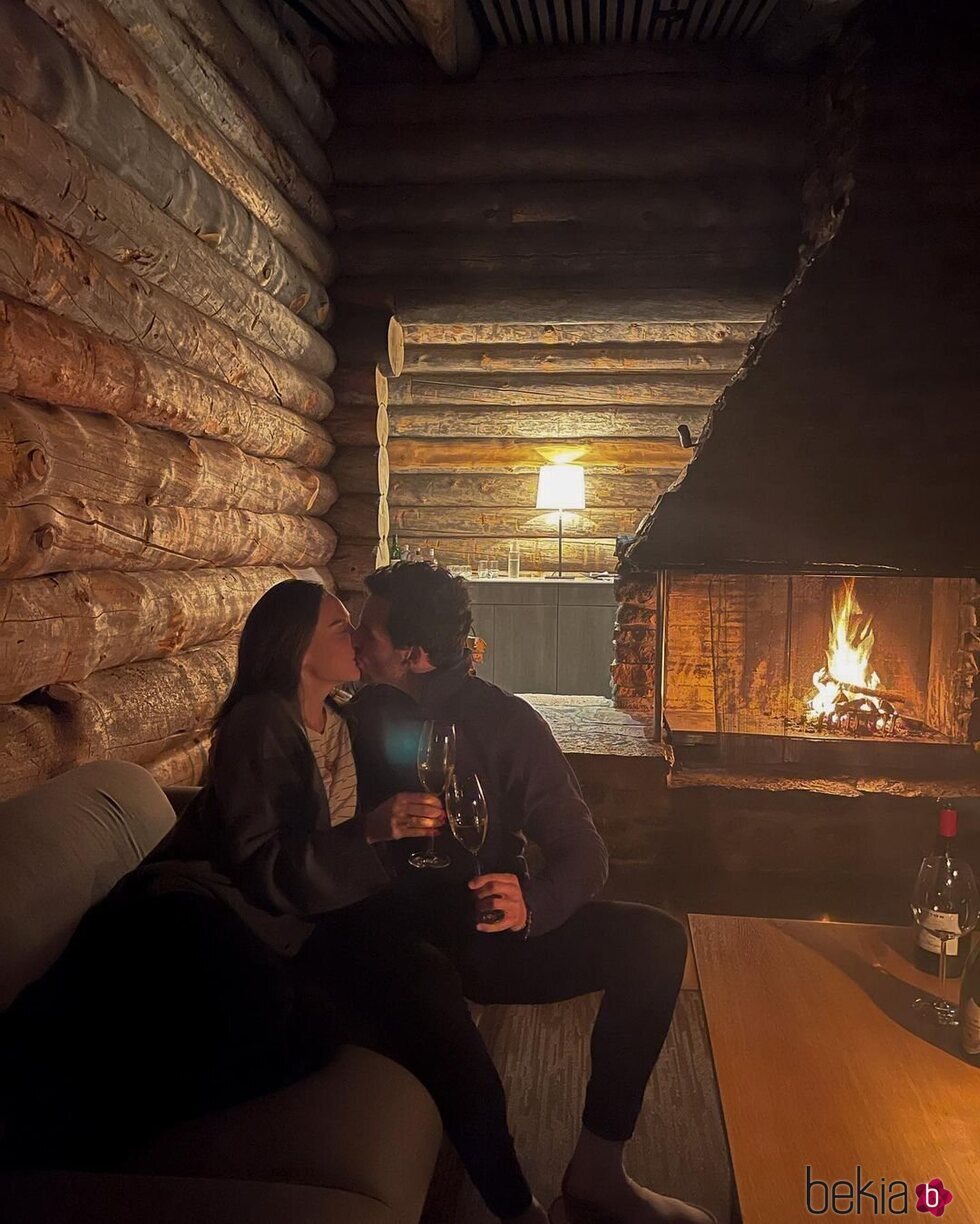 Tamara Falcó e Íñigo Oneiva besándose en su viaje al Polo Norte