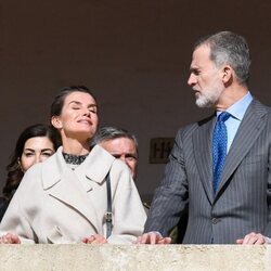 La Reina Letizia muy contenta al sol junto al Rey Felipe en su visita a la Isla del Rey en Menorca