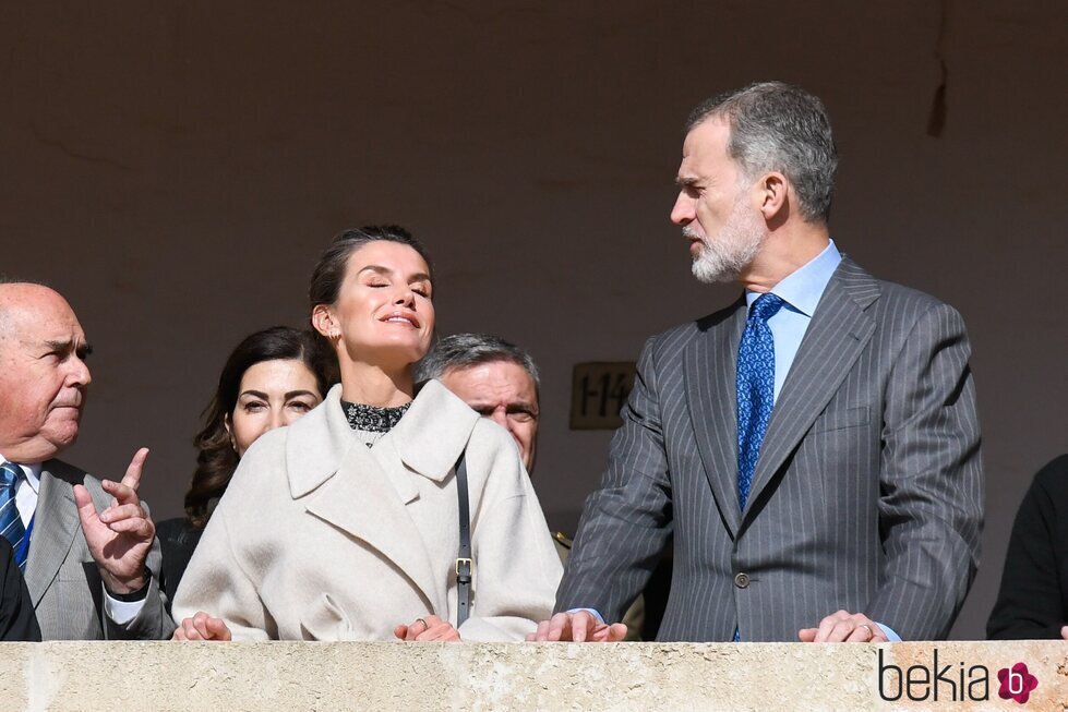 La Reina Letizia muy contenta al sol junto al Rey Felipe en su visita a la Isla del Rey en Menorca