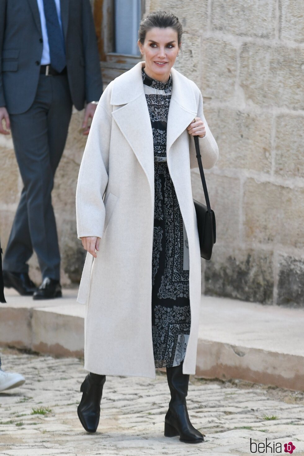 La Reina Letizia con abrigo largo y vestido de Mango en su visita a la Isla del Rey en Menorca