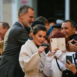 La Reina Letizia a punto de hacerse un selfie con una ciudadana de Ciutadella en su visita a Menorca