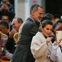 La Reina Letizia a punto de hacerse un selfie con una ciudadana de Ciutadella en su visita a Menorca