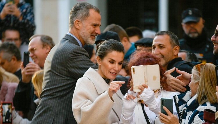 La Reina Letizia a punto de hacerse un selfie con una ciudadana de Ciutadella en su visita a Menorca