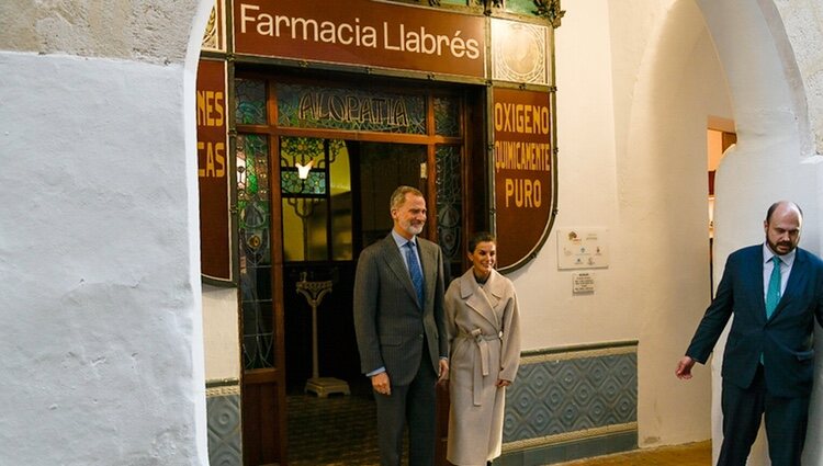 Los Reyes Felipe y Letizia en su visita a la Farmacia Llabrés de Menorca