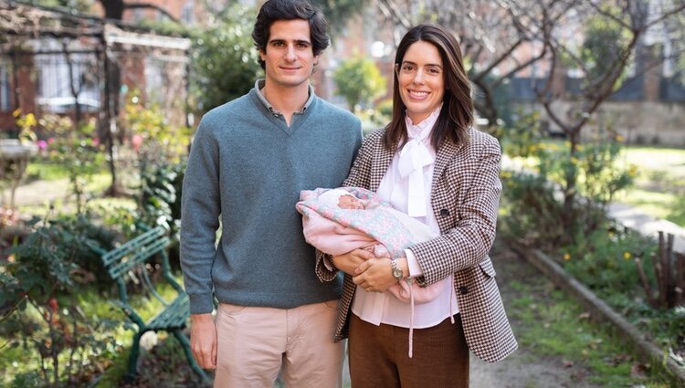 Fernando Fitz-James Stuart y Sofía Palazuelo con su hija Sofía en su presentación tras su nacimiento