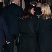 La Reina Letizia y Marie Chantal de Grecia hablando tras una cena previa al funeral de Constantino de Grecia