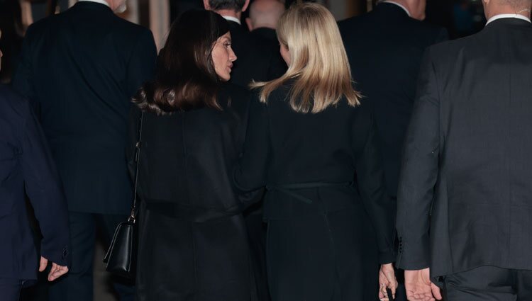 La Reina Letizia y Marie Chantal de Grecia hablando tras una cena previa al funeral de Constantino de Grecia