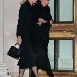 La Reina Letizia y Marie Chantal de Grecia cogidas del brazo tras la cena previa al funeral de Constantino de Grecia