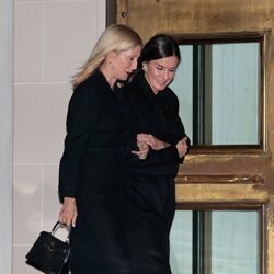 La Reina Letizia y Marie Chantal de Grecia cogidas del brazo tras la cena previa al funeral de Constantino de Grecia
