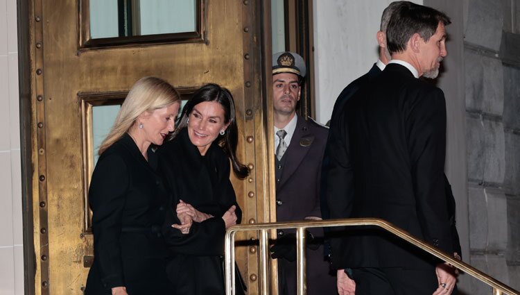 El Rey Felipe y Pablo de Grecia y la Reina Letizia y Marie Chantal de Grecia tras la cena previa al funeral de Constantino de Grecia
