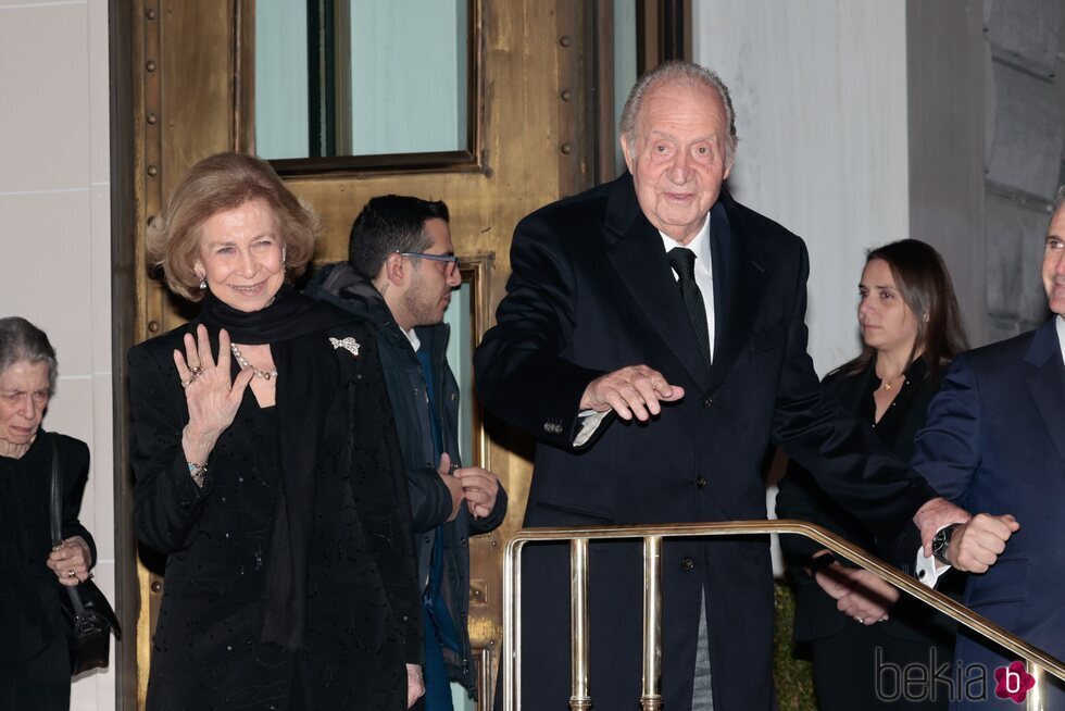 Los Reyes Juan Carlos y Sofía tras la cena previa al funeral de Constantino de Grecia