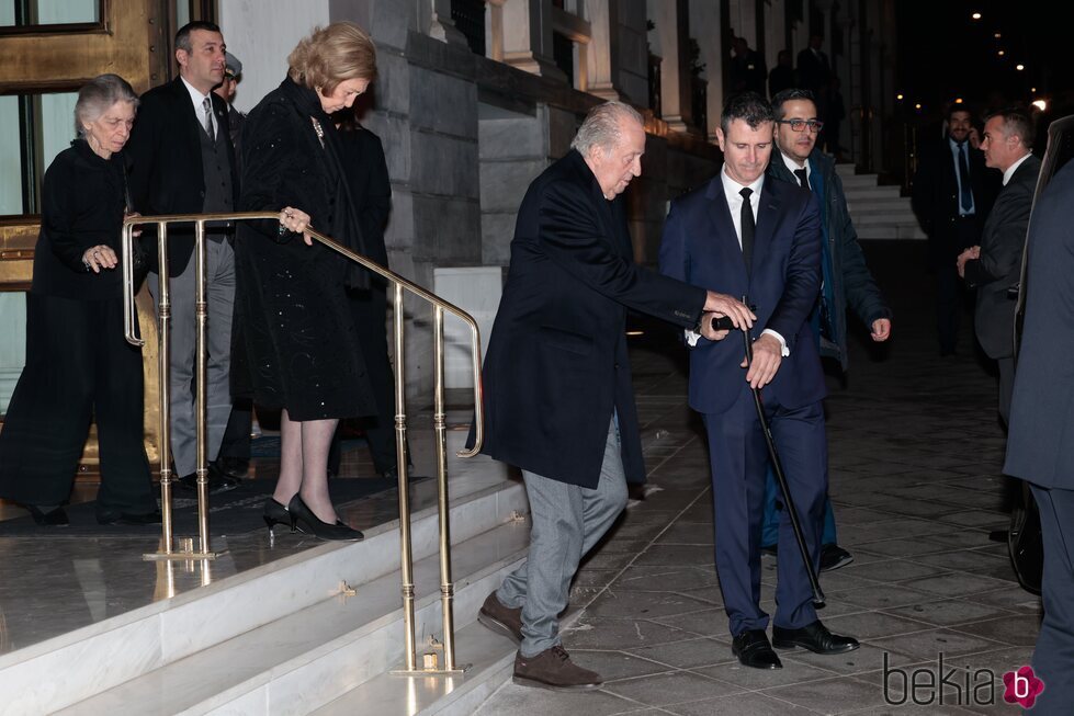 Los Reyes Juan Carlos y Sofía e Irene de Grecia tras la cena previa al funeral de Constantino de Grecia