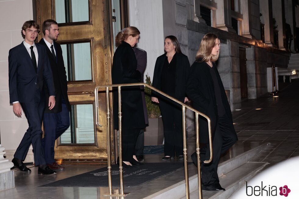 La Infanta Cristina y sus hijos Juan Urdangarin, Miguel Urdangarin e Irene Urdangarin tras la cena previa al funeral de Constantino de Grecia