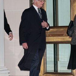 Carlos Gustavo de Suecia tras la cena previa al funeral de Constantino de Grecia