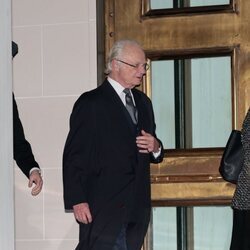 Carlos Gustavo de Suecia tras la cena previa al funeral de Constantino de Grecia