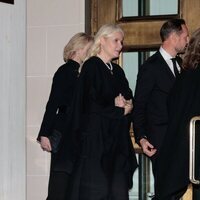Haakon y Mette-Marit de Noruega y Marta Luisa de Noruega tras la cena previa al funeral de Constantino de Grecia
