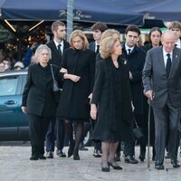 Los Reyes Juan Carlos y Sofía, las Infantas Elena y Cristina y sus hijos e Irene de Grecia en el funeral de Constantino de Grecia