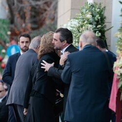 La Infanta Elena saluda a su primo Nicolás de Grecia en el funeral de Constantino de Grecia