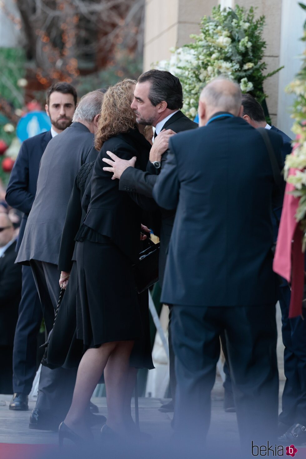 La Infanta Elena saluda a su primo Nicolás de Grecia en el funeral de Constantino de Grecia