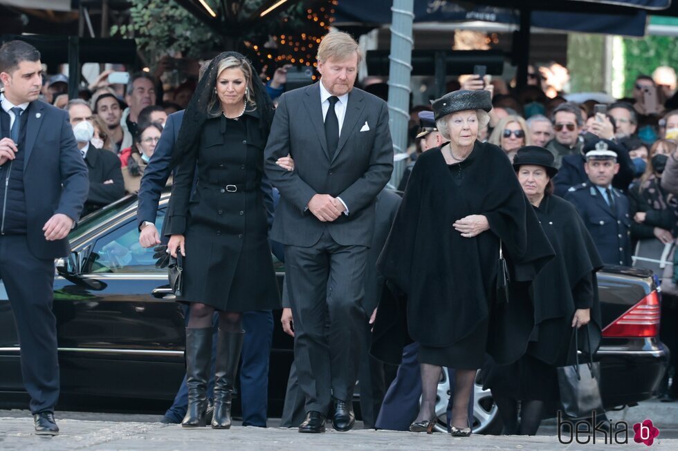 Guillermo Alejandro y Máxima de Holanda y Beatriz de Holanda en el funeral de Constantino de Grecia