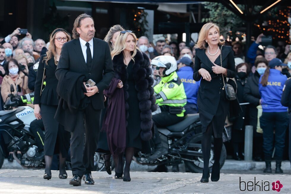 La familia de Nina Flohr en el funeral de Constantino de Grecia