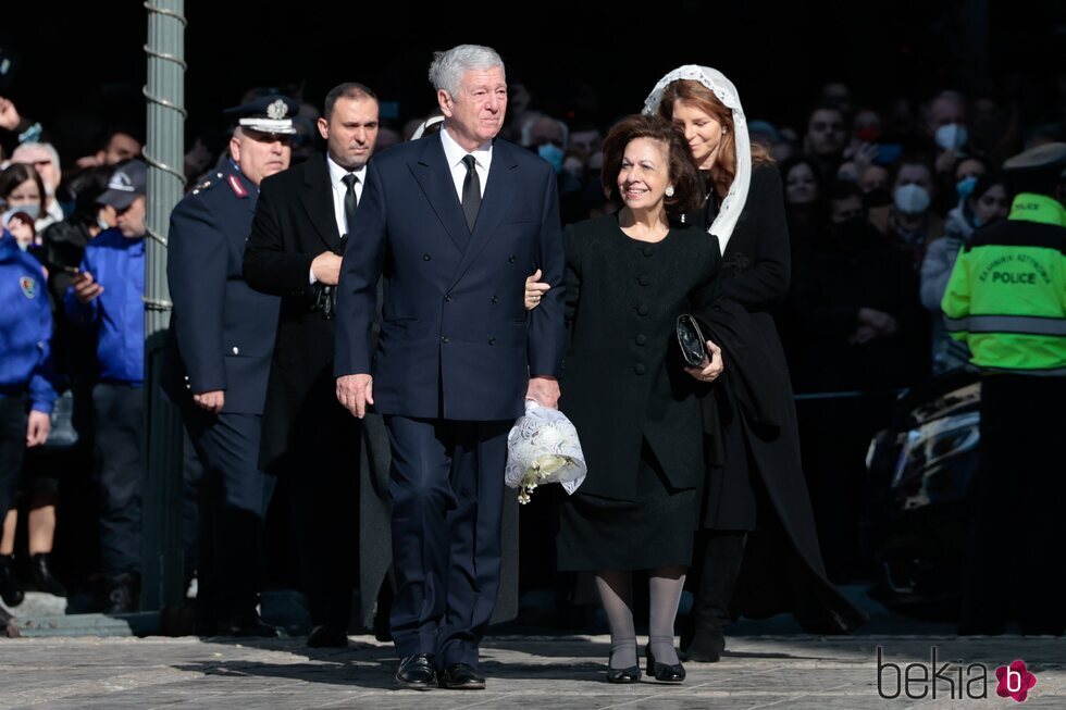 Alexander y Katherine de Serbia y Noor de Jordania en el funeral de Constantino de Grecia