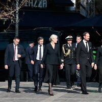 Haakon y Mette-Marit de Noruega y Marta Luisa de Noruega en el funeral de Constantino de Grecia