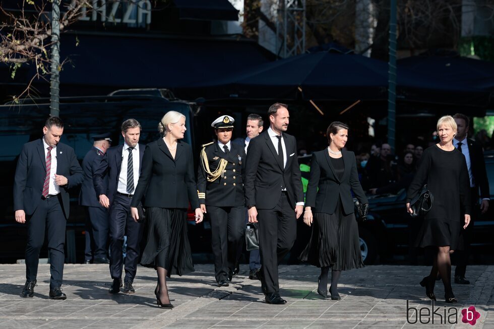 Haakon y Mette-Marit de Noruega y Marta Luisa de Noruega en el funeral de Constantino de Grecia