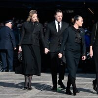 Tatiana de Grecia, Nina Flohr, Theodora de Grecia y Matthew Kumar en el funeral de Constantino de Grecia